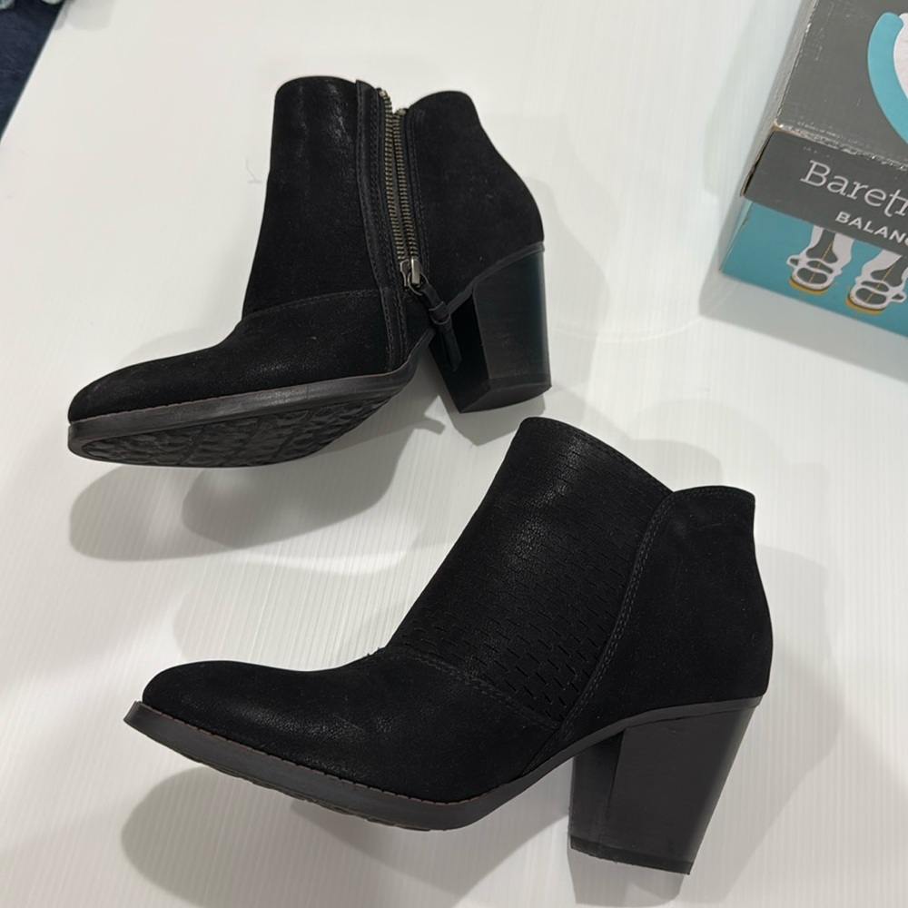 Cute booties Baretraps